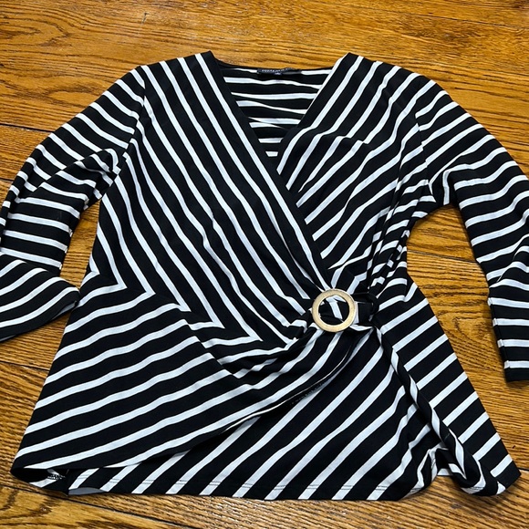 Jones New York black/white stripe top.  Wrap front, gold buckle.  Size Large. - Picture 1 of 9